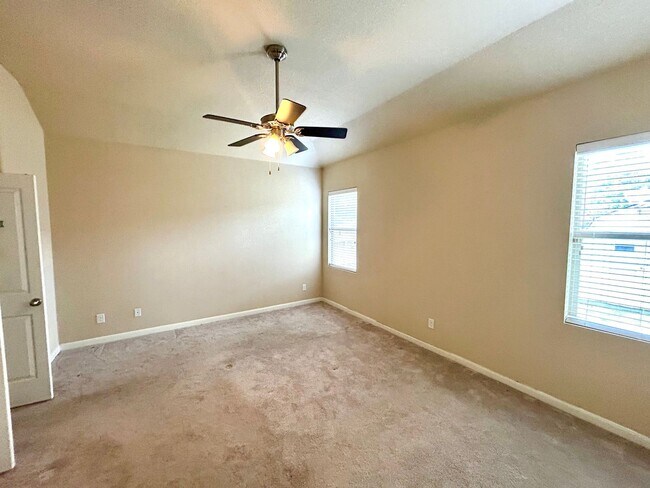 Building Photo - **APPLICATION RECEIVED** Modern Home with Fenced Backyard, Community Pool & Playground!