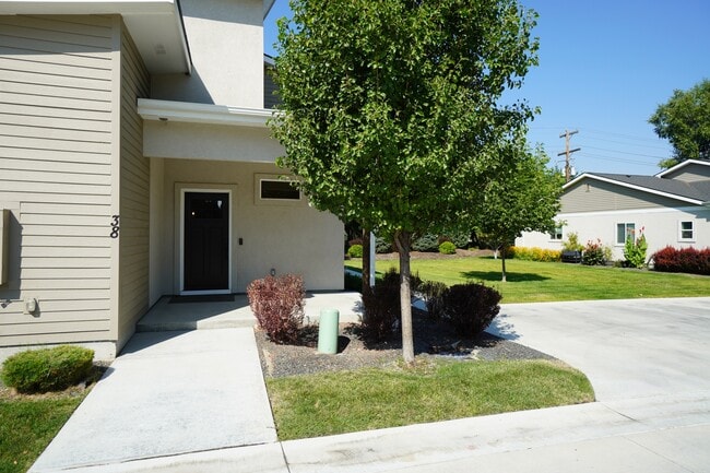 Building Photo - 38 E Ranch Dr