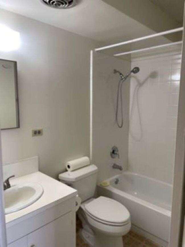 Building Photo - 2 bedroom/ 1 bathroom/ 1 covered parking s...