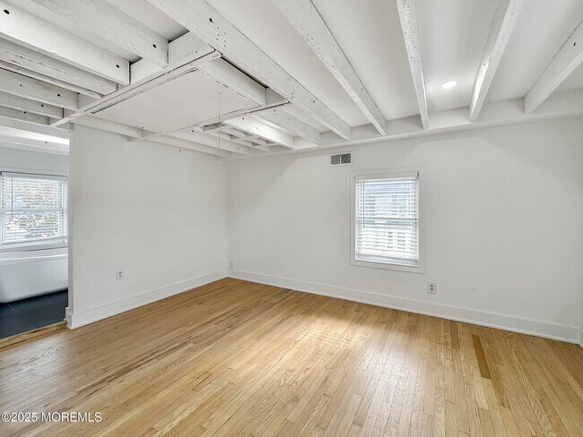 Building Photo - 543 Springdale Ave