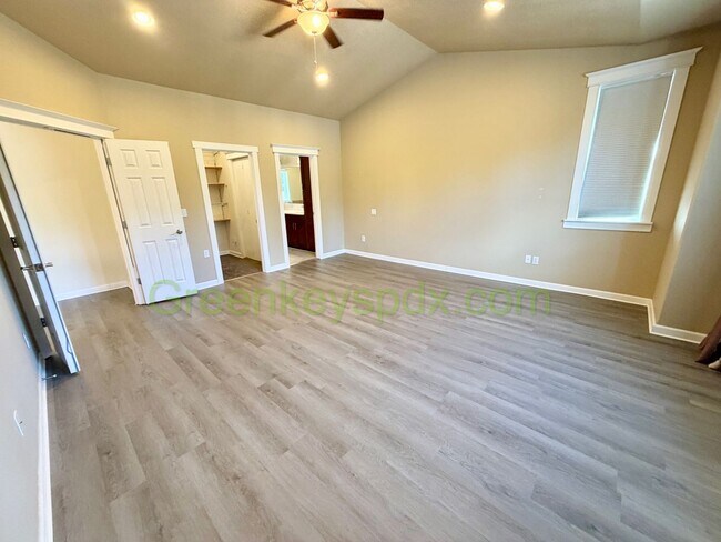 Building Photo - Gorgeous House in Upscale Neighborhood in Tigard, 5 Bedrooms plus Den/Office, 3.5 Bathrooms, Larg...