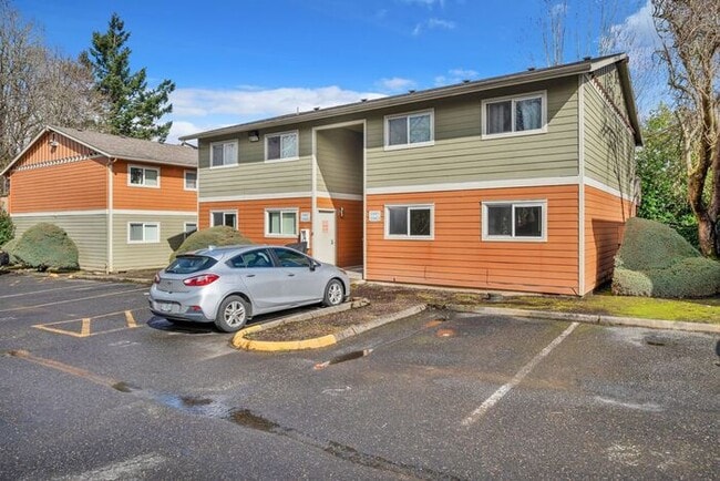 Building Photo - 2 bedroom Available! Pets OK! 1st month RE...