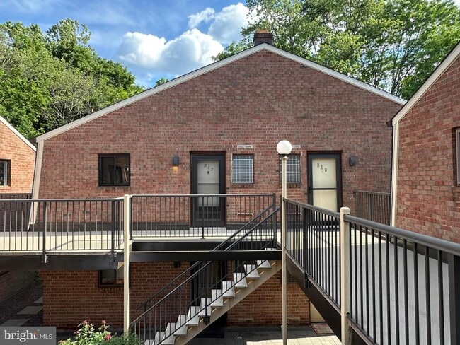 Building Photo - 812 Meadow Woods Ln