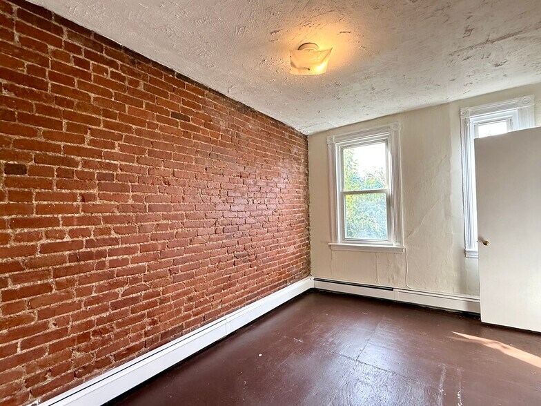 Building Photo - 20 Mead St