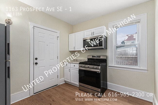 Building Photo - Available Now | 3 Bedroom 1 Bath Apartment...