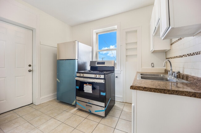 Building Photo - 2749 N Kilbourn Ave