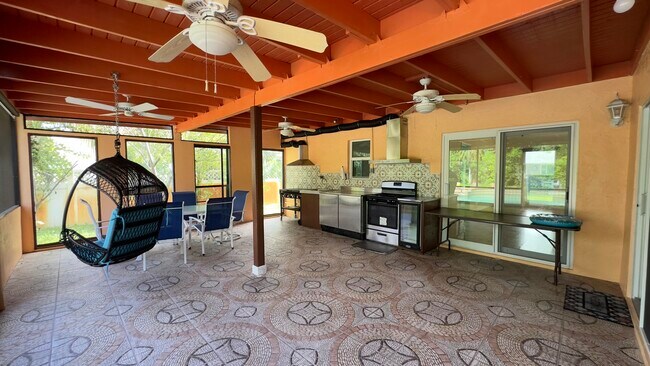 Building Photo - 12157 Sycamore Ln