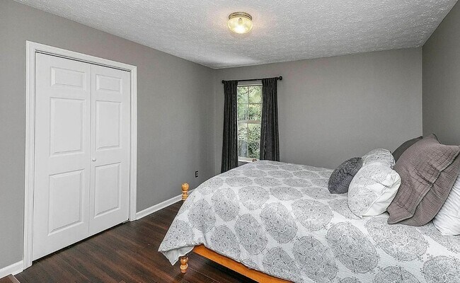 Building Photo - 4 Bedroom Home In Knoxville