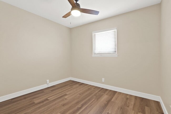 Building Photo - Spacious 3 Bedroom 2 Bath Available Now!