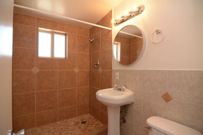 Building Photo - Charming 3 Bedroom 1 Bath Home! Central Tu...