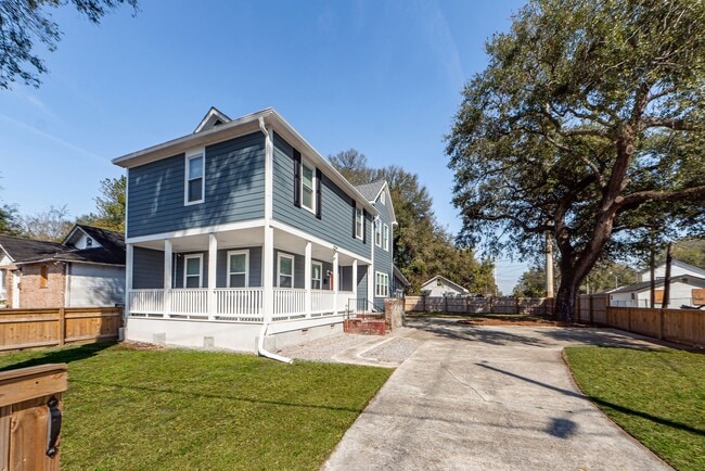 Building Photo - 3 BD 2.5 Bath Charming Home