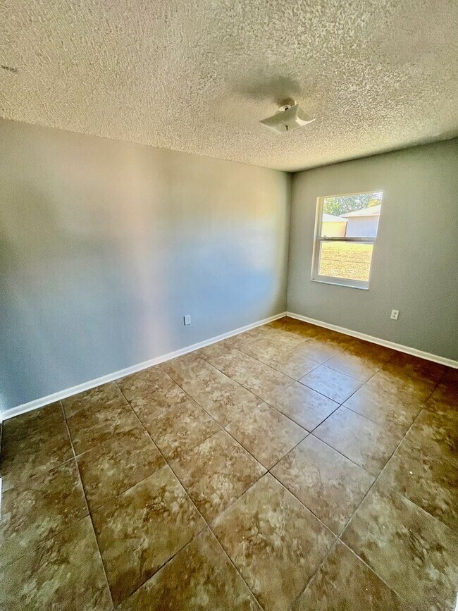 Building Photo - SPACIOUS 3BR/1.5BA Lakeland Duplex! Convenient Location! NO APPLICATION FEE!