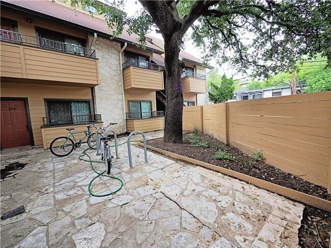 Building Photo - West campus 1 bed condo just 2 blocks from UT