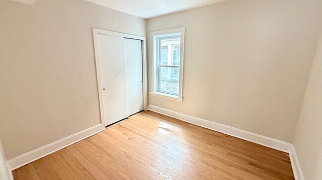 Building Photo - 5706 N Maplewood Ave