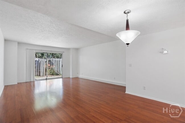 Building Photo - 18 Knollwood Cir