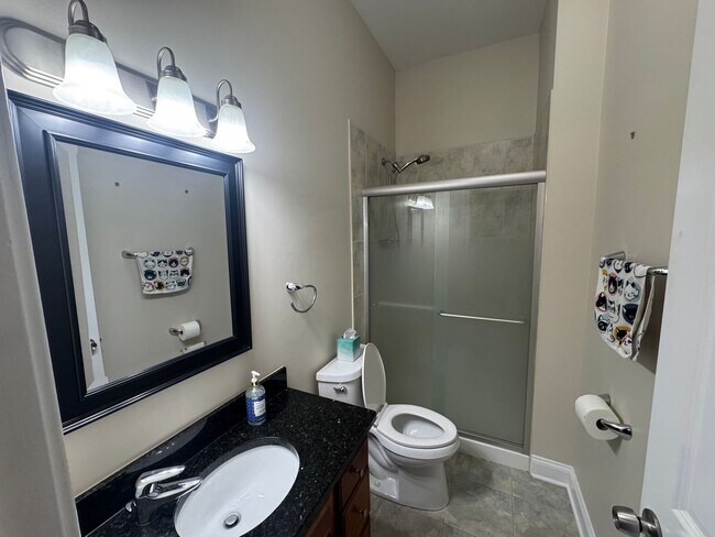 Building Photo - Luxurious, Galewood Penthouse Condo 3BR/2BA