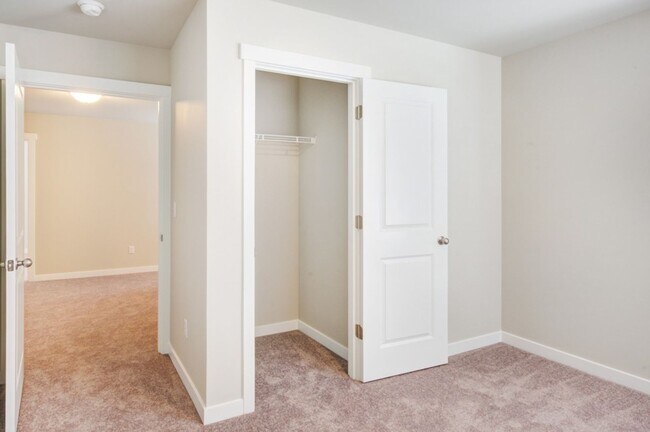 Building Photo - Modern 4BD 2.5BA in LSSD