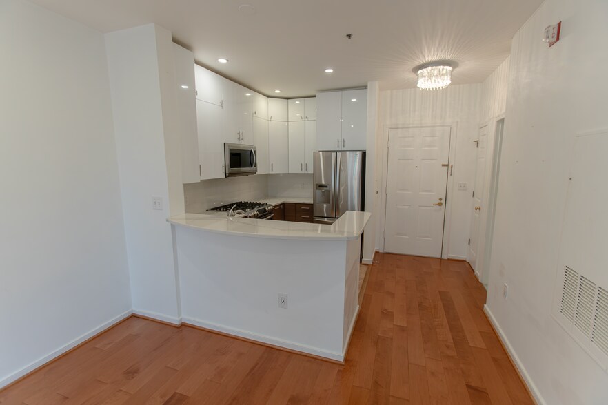 Primary Photo - 1645 International Dr