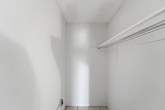 Building Photo - Modern & Spacious 2-Bedroom Apartment in Serene Oakridge Orlando