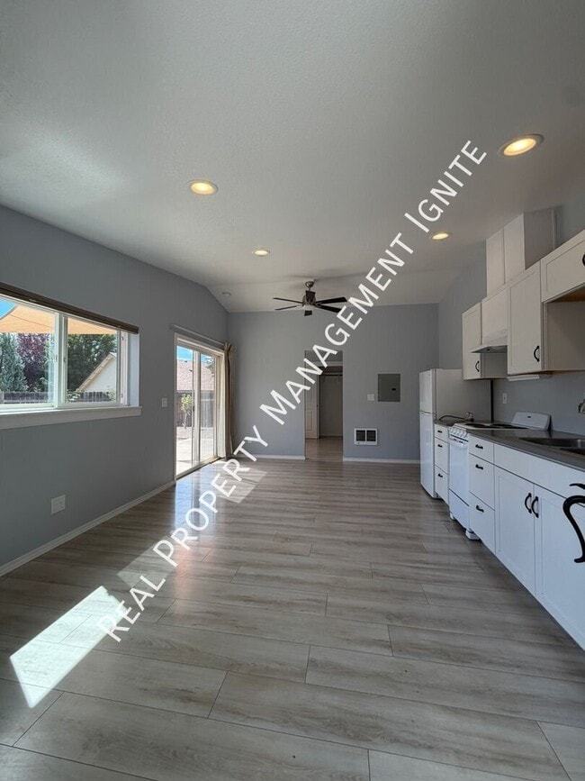 Building Photo - 2087 NE Mistletoe Ct