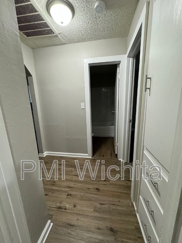 Building Photo - 1136 S Bonn St