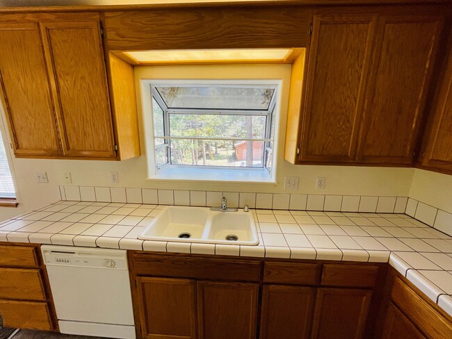 Building Photo - 3 bed 2 bath house for rent in South Lake Tahoe