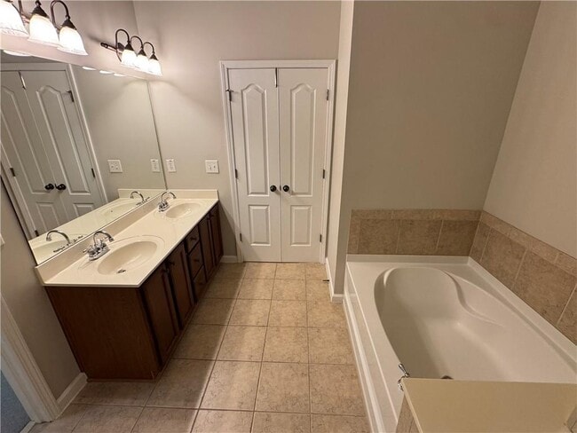 Building Photo - 5055 Hastings Terrace