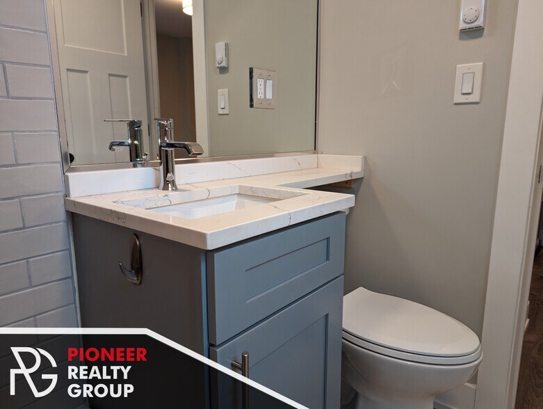 Building Photo - 501 W Belmont Ave