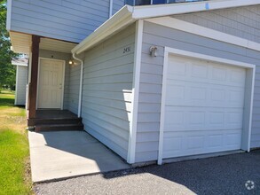 Building Photo - 2 Bedroom With Garage
