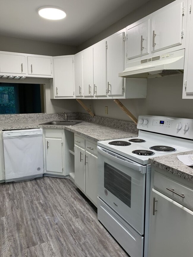 Building Photo - 2 BR/1.5 BA West Lake Townhome Near Dolley Madison