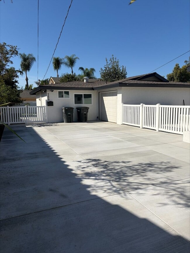 Building Photo - Beautifully Remodeled 2 Bed / 1 Bath Home in Orange