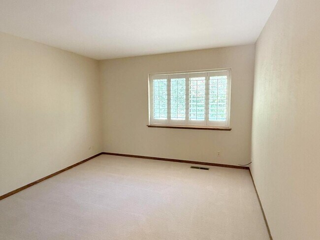 Building Photo - Sprawling ranch home located in highly des...
