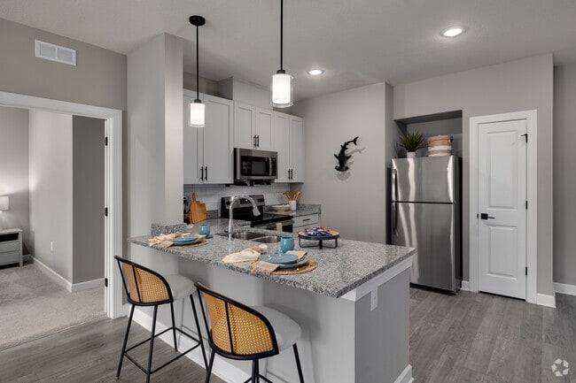 2BR, 2BA - 1,038SF - Kitchen / Dining Room - Vantage Apartments