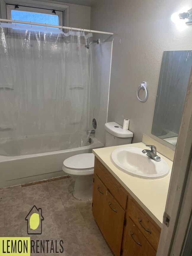 Building Photo - 3 bedroom house in Oroville $1,200/month