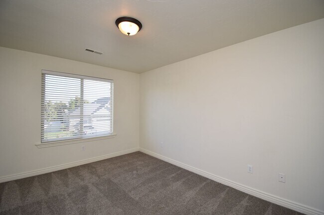 Building Photo - Beautiful 6 Bedroom Home in Riverton!