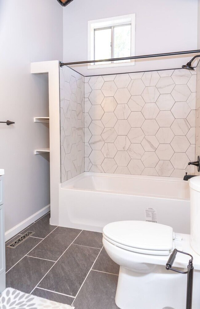 Building Photo - PEACEFUL LIVING.....SECLUSION! Move in ready!!!