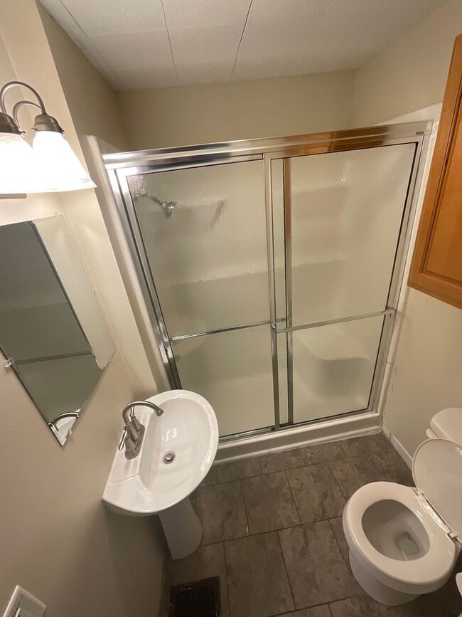 Building Photo - ***AVAILABLE AUGUST 2027*** 5 Bed 2 Bath house. Close to business school. Excellent Location!