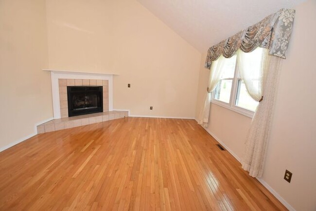 Building Photo - Quiet Villa in Mishawaka