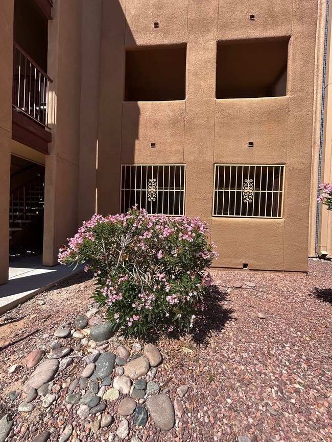 Building Photo - OPEN HOUSE! Casa Club Condominiums / Gorgeous 1 Bedroom Available!