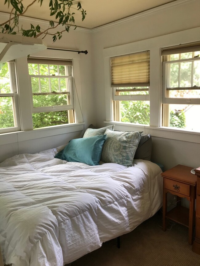 Building Photo - One Bedroom In 4-Plex Close To Chautauqua ...