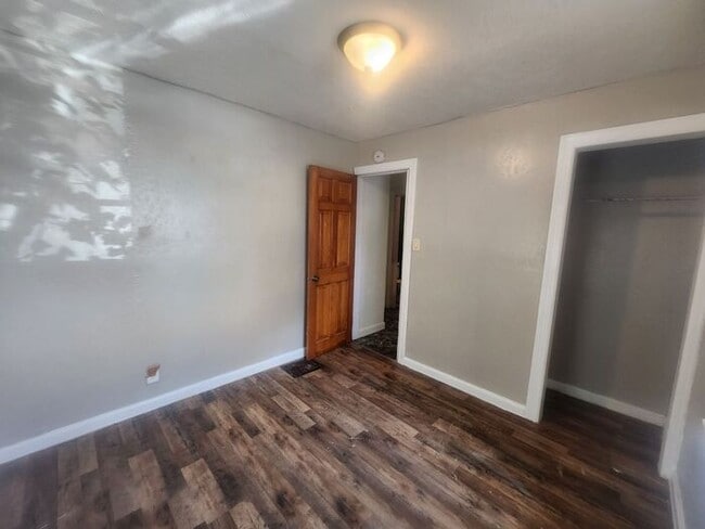 Building Photo - 2 Bedroom 1 Bath on the Northside