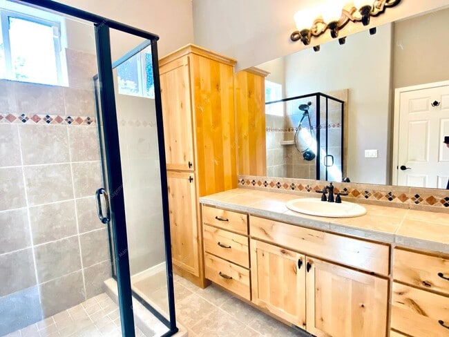 Building Photo - Experience Luxury Living in Broken Top wit...