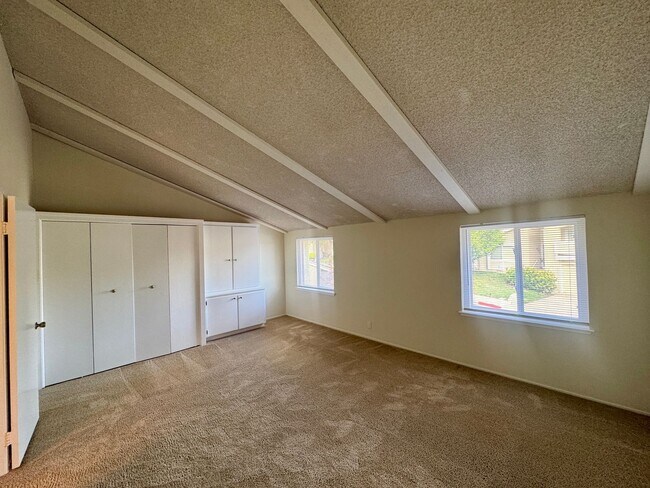 Building Photo - Nice Two-Story Unit with Attached Garage a...