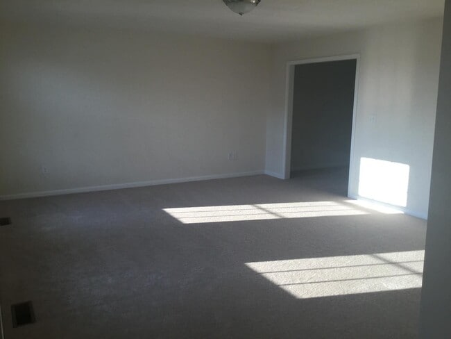 Building Photo - 450 Chelsea Loop