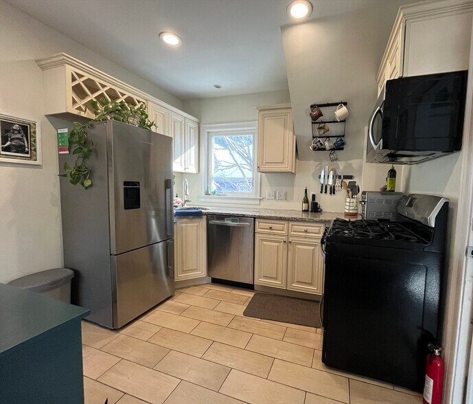 Building Photo - 32 Hautevale St