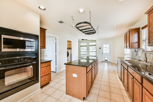 Building Photo - 2614 Brahman Dr