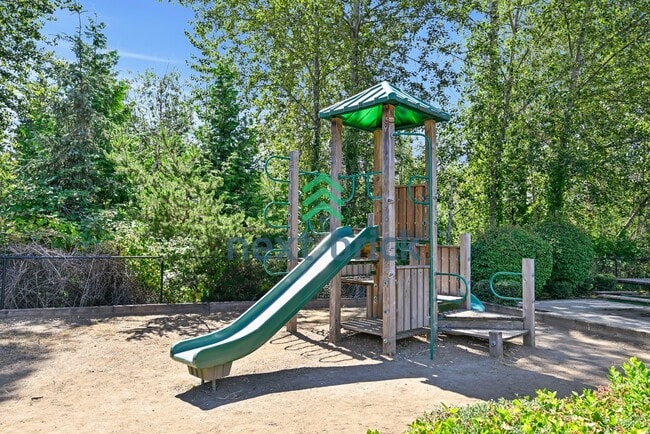 Building Photo - "Charming 3-Bed Oasis with 2.5 Baths in Prime Renton Location - Spacious layout!"