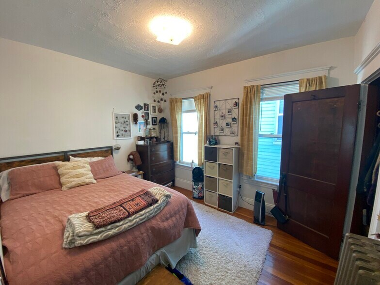 Building Photo - 224 Holland St