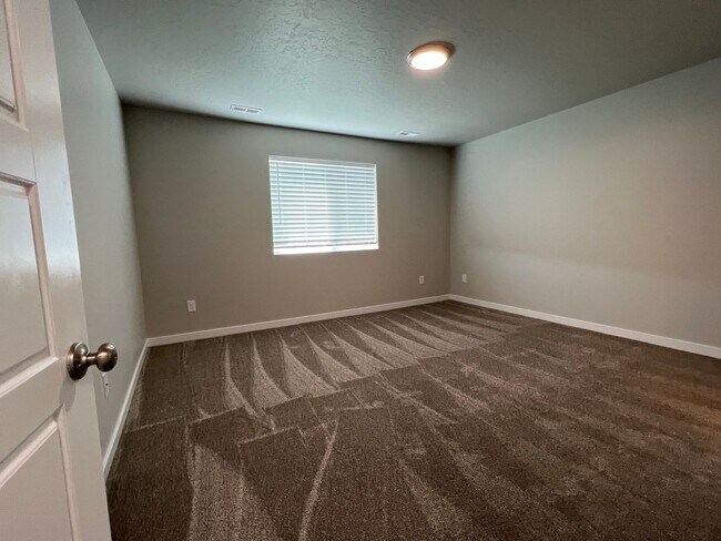 Building Photo - Newer 3 bed 2 bath with a home office just...
