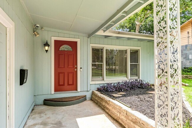 Building Photo - 208 Braeswood Rd